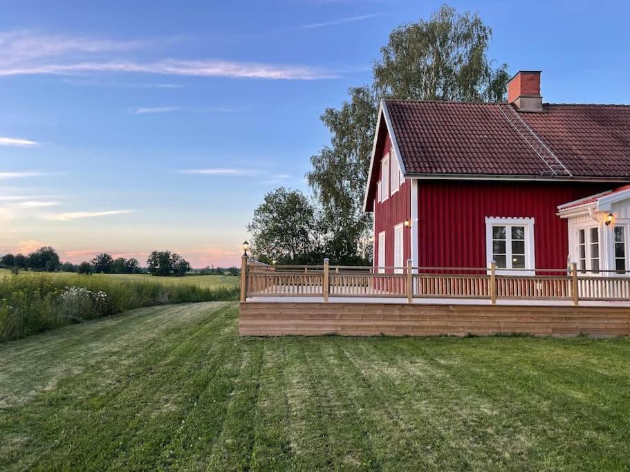 Gard Med Egen Sjoe Med Bryggbat, Nyrenoverat! Katrineholm Buitenkant foto