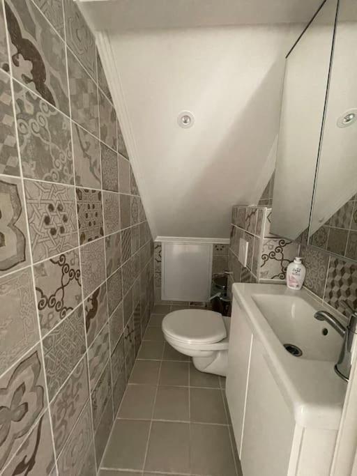 Gard Med Egen Sjoe Med Bryggbat, Nyrenoverat! Katrineholm Buitenkant foto