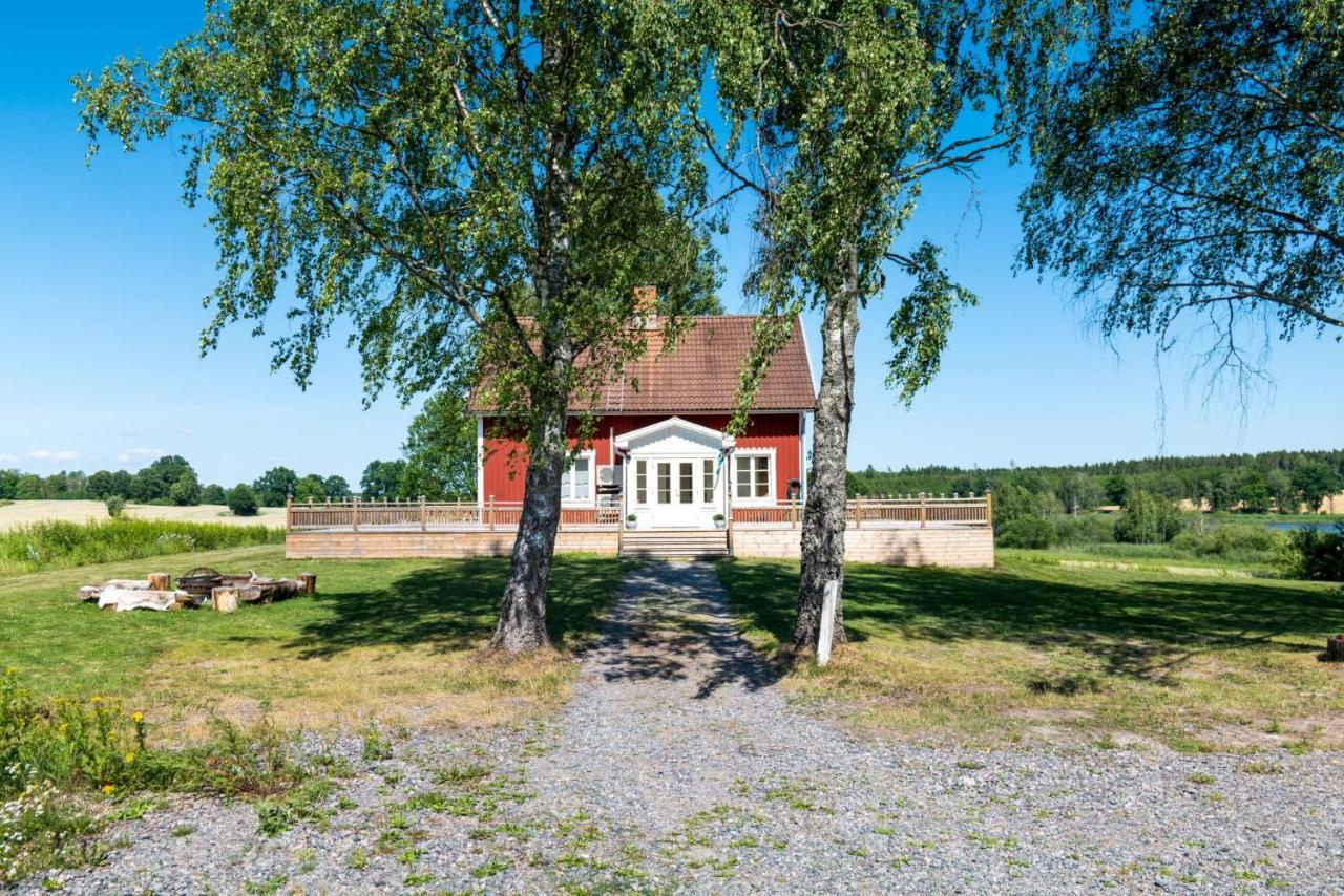 Gard Med Egen Sjoe Med Bryggbat, Nyrenoverat! Katrineholm Buitenkant foto