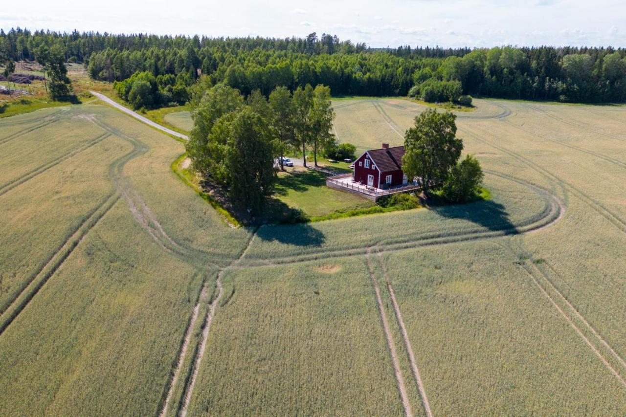 Gard Med Egen Sjoe Med Bryggbat, Nyrenoverat! Katrineholm Buitenkant foto