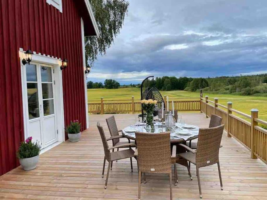 Gard Med Egen Sjoe Med Bryggbat, Nyrenoverat! Katrineholm Buitenkant foto